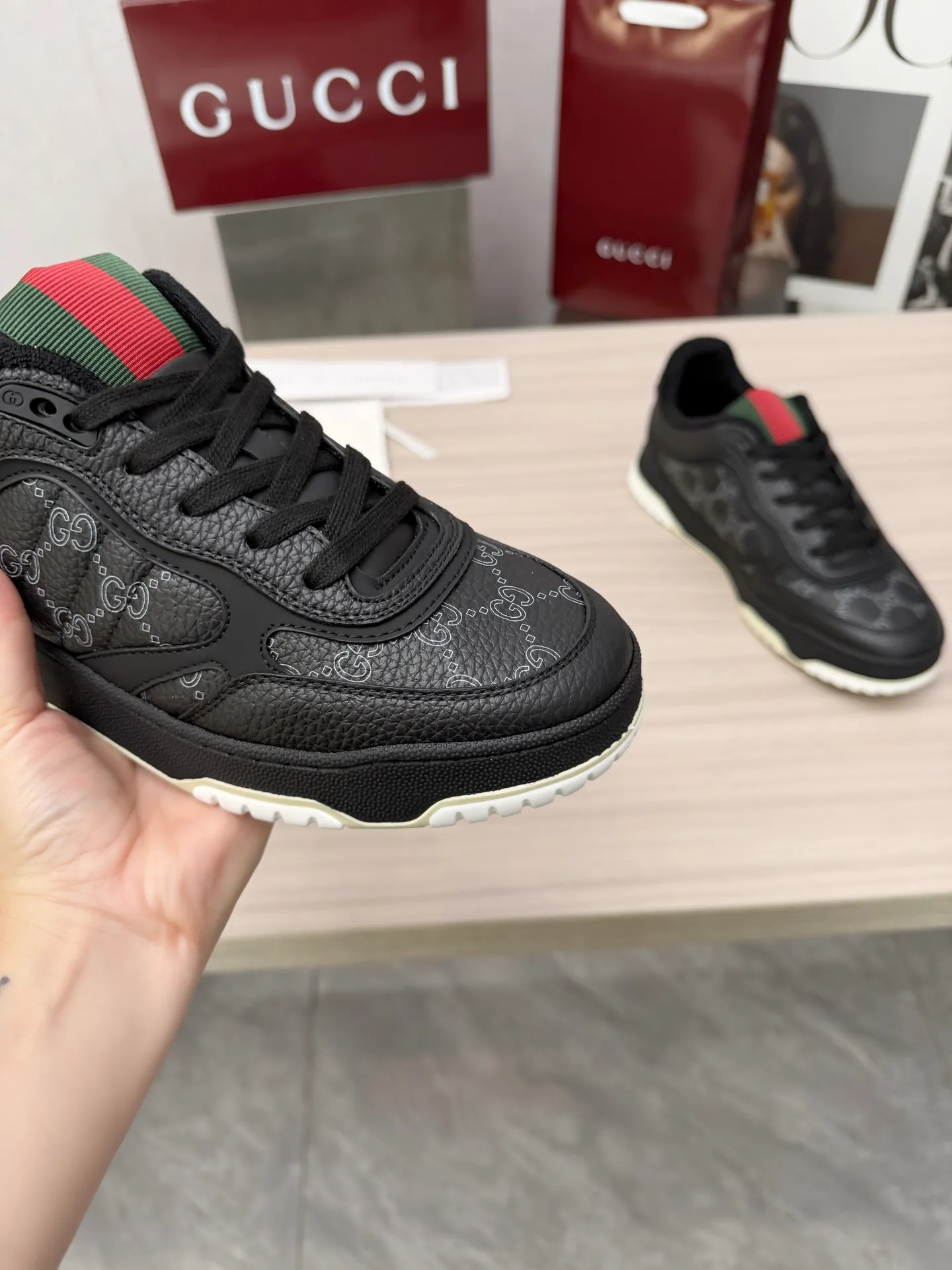 [G Home] P: 600💰 Couple size: Female 35-40. Male 39-44 (45 custom-made) 🆕2025.GUCC Gucci original order quality The latest popular high and low top aged couple sneakers series shipped original purchase development and production, this high and low top sneakers adopt a basketball-style silhouette design, cleverly integrated with hollow panels and distressed effects, showing unique ingenuity. The ingenuity incorporates brand logo details such as interlocking Double G styling accessories and Gucci lettering, a low-key tribute to the brand's design heritage. Exquisite packaging at the delivery counter 🛍📦 ▪️ Fabric: Original customized imported first-layer cowhide ▪️ Inner lining: Imported first-layer cowhide ▪️ Sole: Original molded two-color TPU sole ▪️ Sole thickness: 3cm